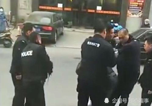 持刀男子与警方对峙，系精神疾病患者