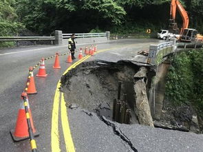 韩国一道路塌陷惊现天坑