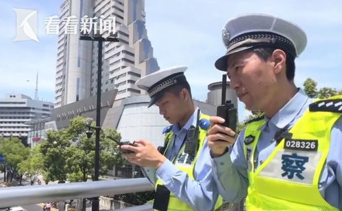 小学生自制机器人帮民警站岗巡逻