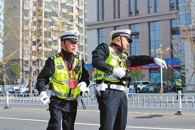 交警街头比武之际，司机们心中充满疑虑