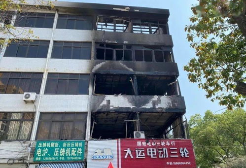 成都一临街店铺突发火灾，超20人送医