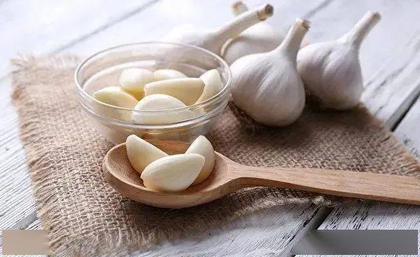 喝大蒜水治百病伪科学视频真相揭秘:科学解析大蒜功效与健康风险 喝大蒜水治百病伪科学视频真相揭秘:科学解析大蒜功效与健康风险